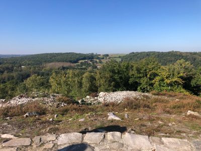 En haut